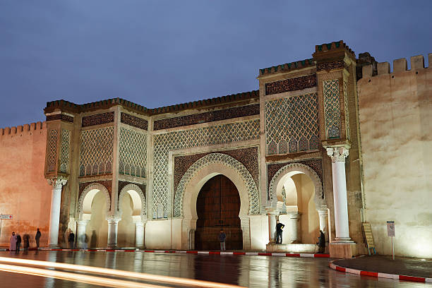 Porte monumentale Bab Mansour illuminée de nuit à Meknès - Congrès et SIAM